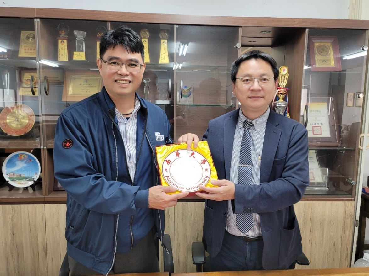 C:UsersUSERPictures02南華大學科技學院陳柏青院長(右)代表學校與金門農工吳志衍校長(左)簽署MOU。.jpg