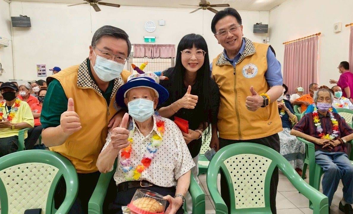 高雄榮家4月份慶生茶會 96歲壽星溫馨許願切壽糕