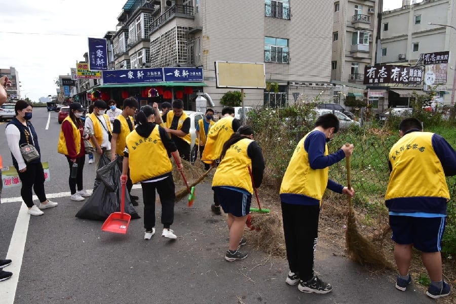 嘉義縣警局為鼓勵轄區少年從事公益活動 淨道齊除舊-溫馨點燈好過年