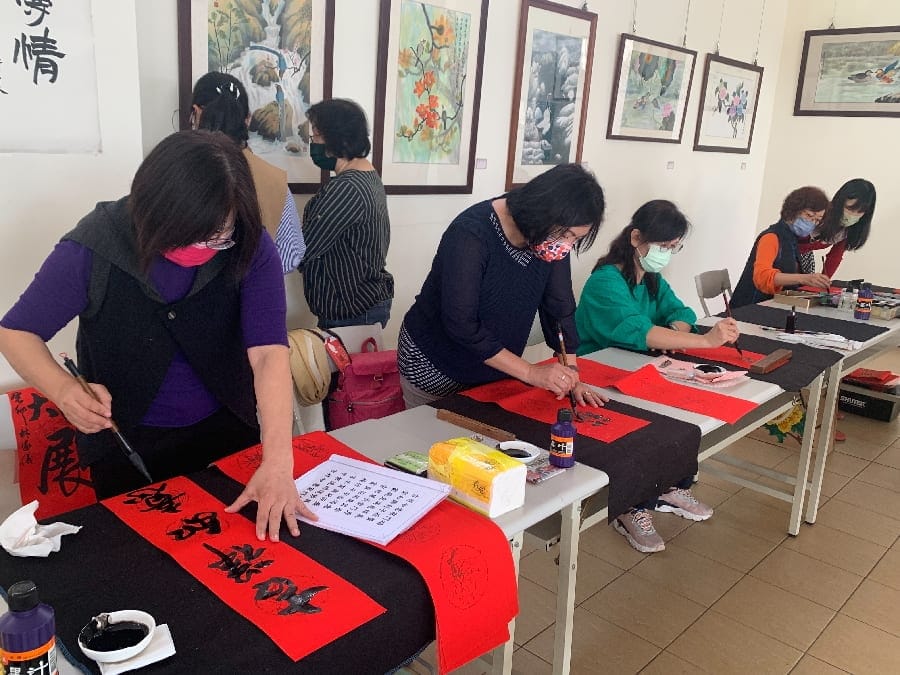 嘉義市文藝作家協會 邀大師現場揮毫春聯贈送旅客和民眾