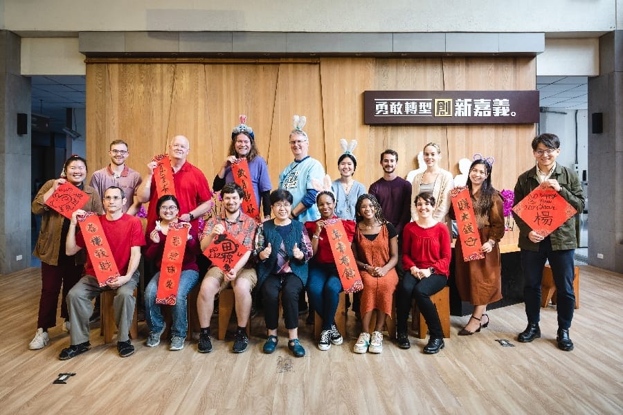 嘉市外師寫春聯迎新 21位外師親自寫下對兔年的祝福