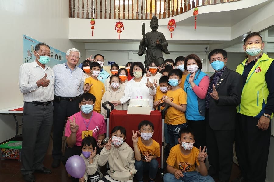 嘉義市私立修緣育幼院開幕儀式嘉市長黃敏惠致贈院生春節紅包