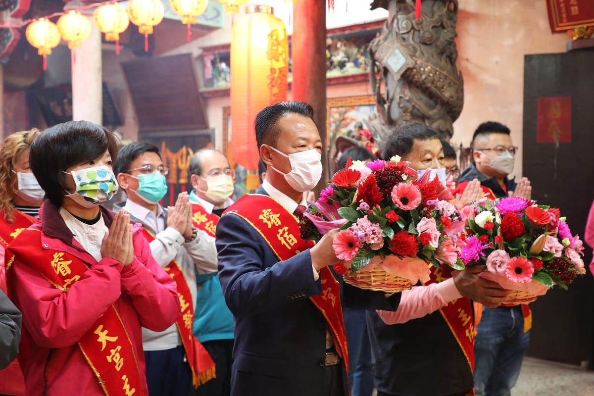 大年初一 嘉義縣長赴各大廟宇參拜祈福、發紅包