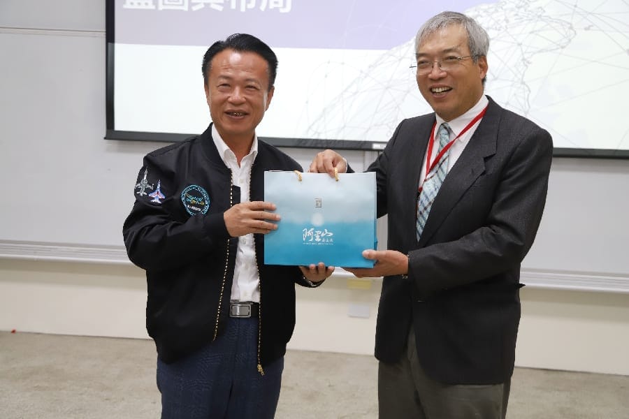 財金文化董事長謝金河率投資菁英拜會 嘉義縣亞洲無人機AI創新應用研發中心