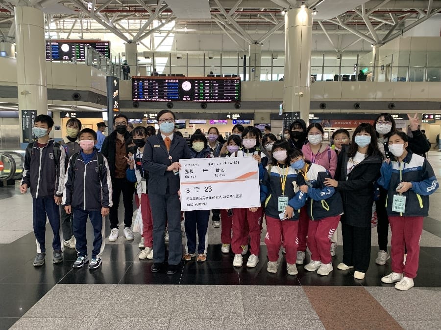 高鐵嘉義站溫馨贈票助弱勢生展開期待許久的圓夢之旅 體驗台北之美