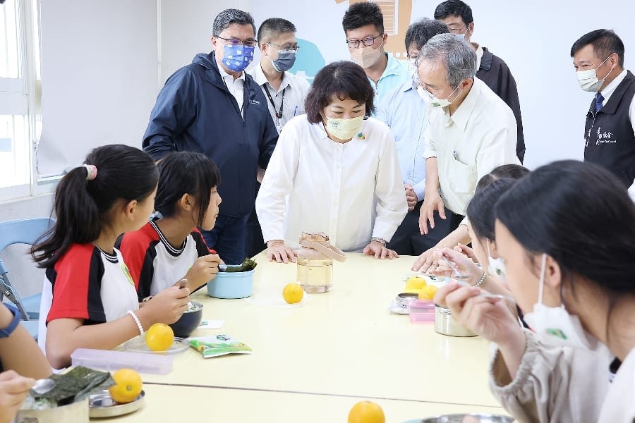 嘉義市長黃敏惠與文雅國小師生開箱「幸福嘉義米」午餐