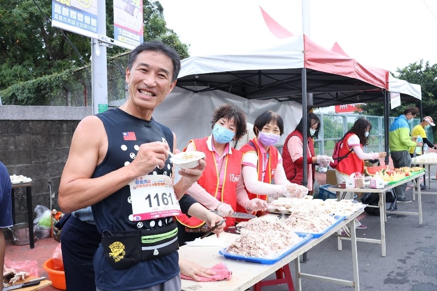 日本的跑者補給站特地停下腳步享用火雞肉飯餐點