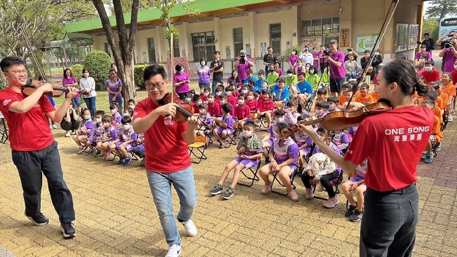 家己的聲、世界來聽 灣聲樂團音樂行腳到朴子市竹村國小表演