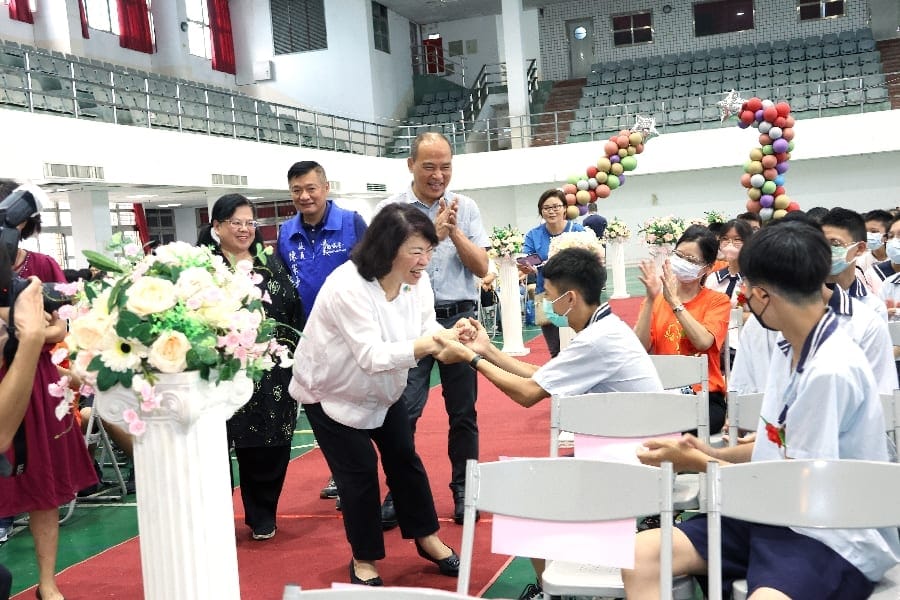 大業實中第50屆畢業典禮 嘉義市長黃敏惠 西瓜傳情祝福畢業生 笑嘻嘻 頂呱呱
