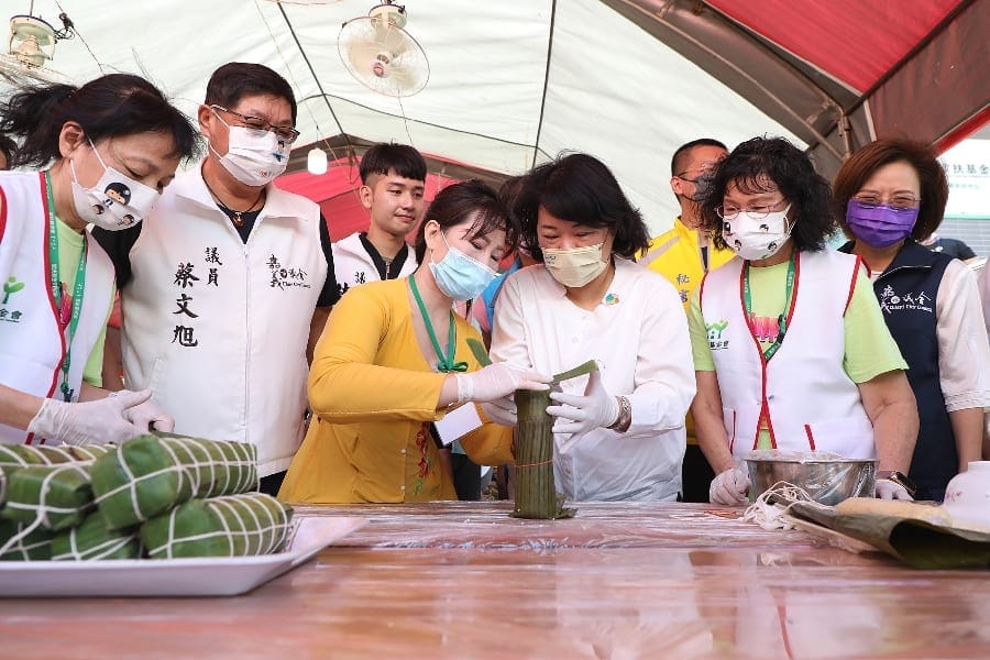 嘉義家扶包粽慶端午 台越齊飄香傳溫情 市長黃敏惠包越南粽同樂場面熱鬧溫馨