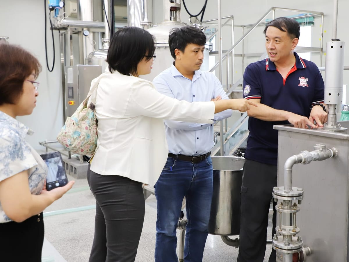 越南國家藥用材料研究所團隊至嘉義大學取經植物新藥綠色萃取技術