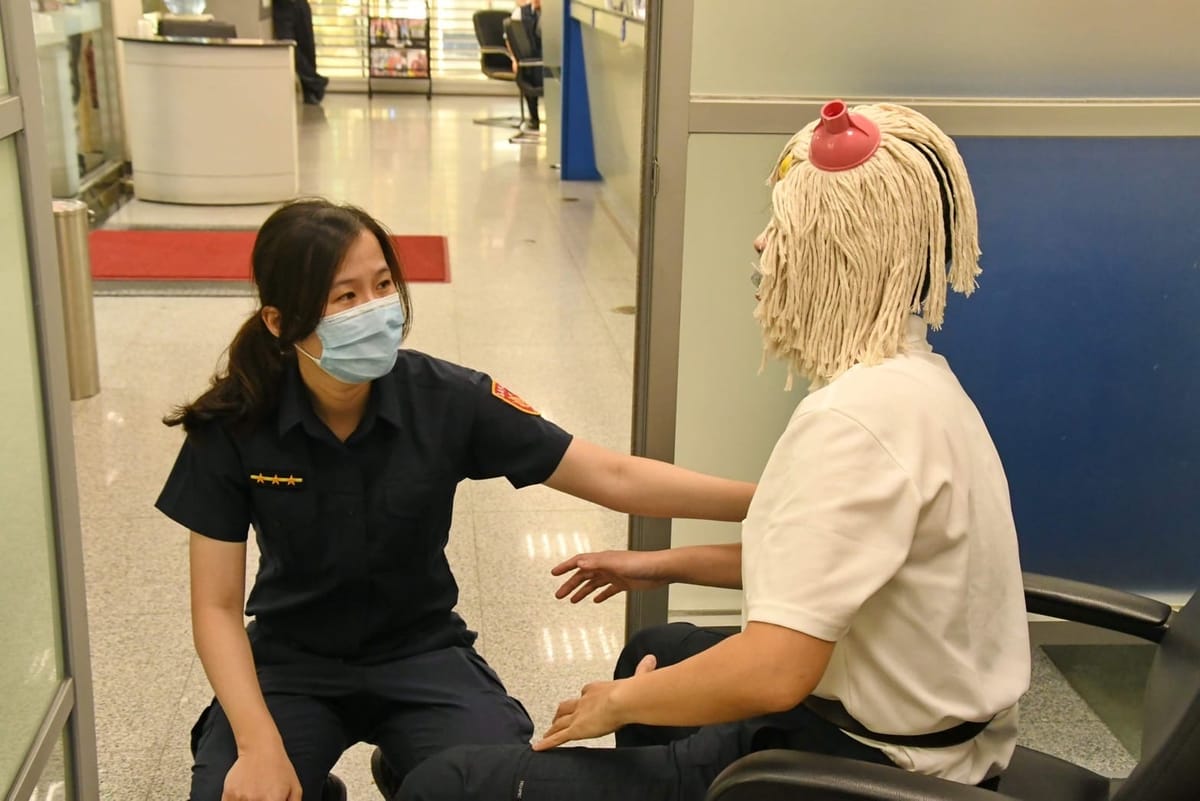 嘉市女警飾演易受騙又頑固阿伯笑場連連 行員溫柔關懷攻勢強化攔阻詐騙