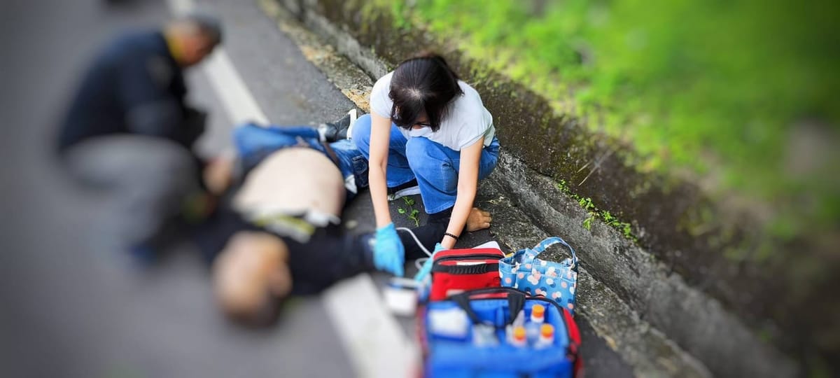 退休護理師周秀碧上山遇重機車禍 立即把救護器材帶下車與義消合力幫騎士急救