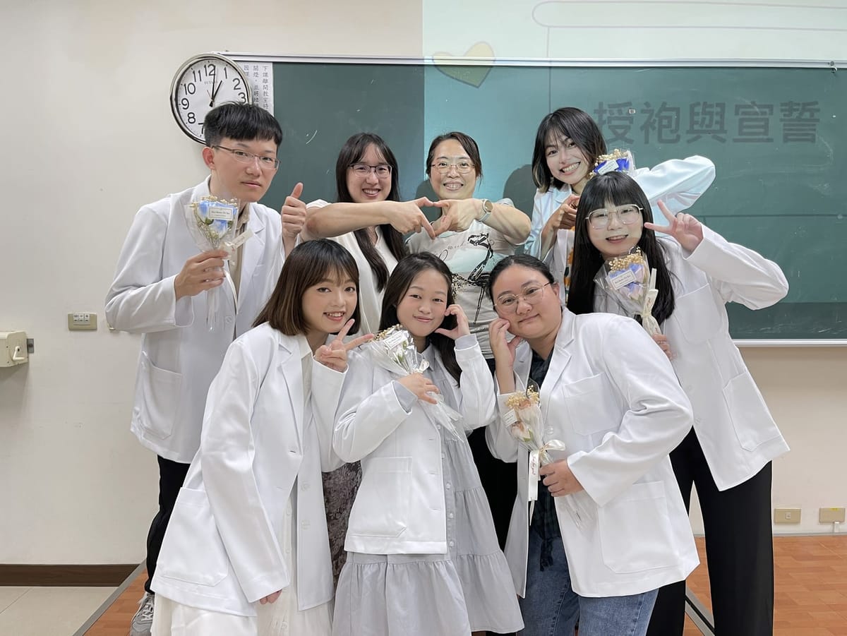 佛光大學心理學系今（26）日舉辦「心理學系期末成果展暨臨床組授袍」，現場成果內容豐碩，包含24件心理學系學、碩士生的研究成果，展現心理學系多元的研究方向。而學士班同學也藉此場合，為即將至醫療院所進行心理師實習的7位碩士學長姐們獻上驚喜祝福，心理學系系主任林緯倫領銜師長親自為臨床心理實習的碩士生們授白袍，期待他們在未來為心理專業永續發展努力。#p1