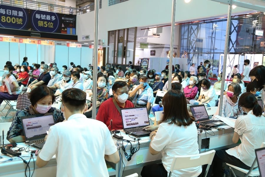 週週抽萬元現金嘉義市購物節 嘉義市民專屬滿千送百兌換首日人潮湧現