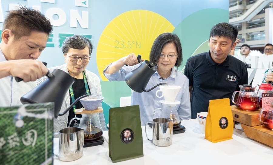 蔡英文總統現身美食展並親自沖泡台灣特有種索恩娜咖啡大讚阿里山咖啡是精品