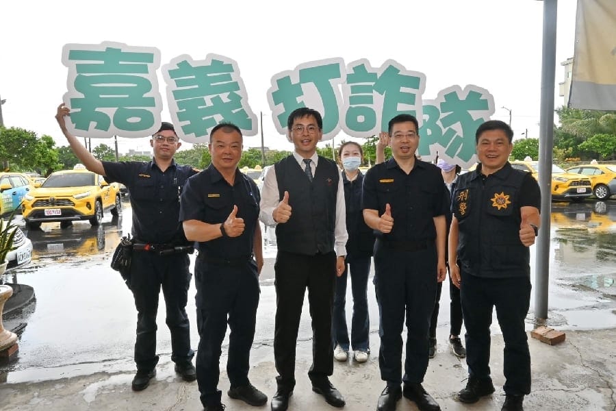 機警強 強聯手阻詐 嘉義市員警走訪轄內小黃車隊反詐宣導