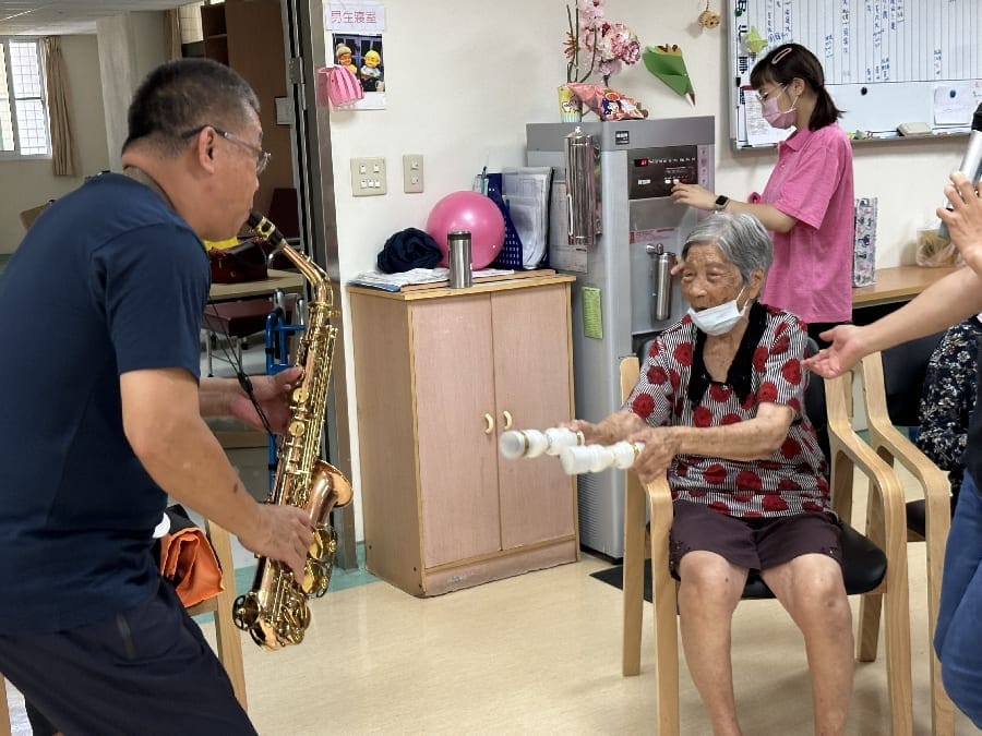 正聲嘉義電台｢聽你聽我～聽你聽我-三味曲瘋社區｣社福機構送歡樂