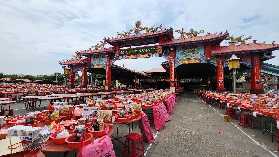 嘉義東石港口宮中元普度「千桌供品」場面非常壯觀