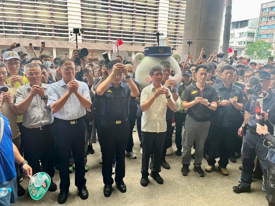嘉義市警察局恭迎打詐神隊友「白沙屯媽祖」警察大白熊擴大「識詐」犯罪預防宣導