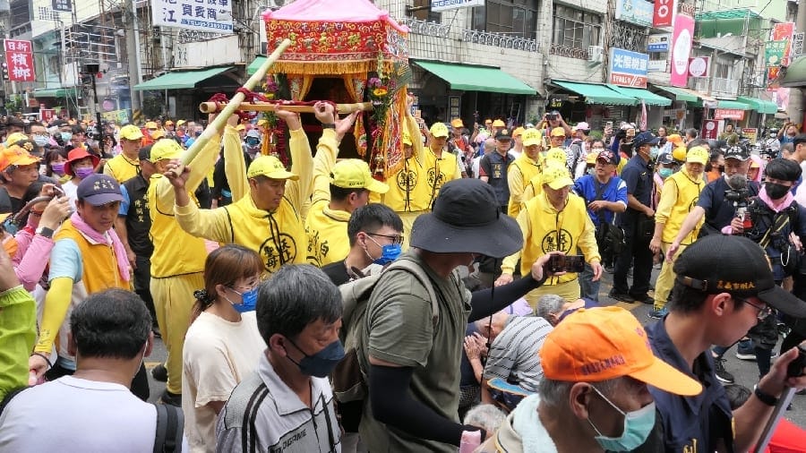 白沙屯媽祖「粉紅超跑」首次來嘉 熱鬧溫馨 嘉義市長黃敏惠祈願媽祖賜福