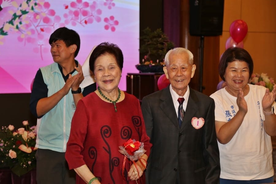 「濃情真愛 幸福嘉緣」金婚禮讚 嘉義市長黃敏惠見證70對結婚逾半世紀佳偶幸福