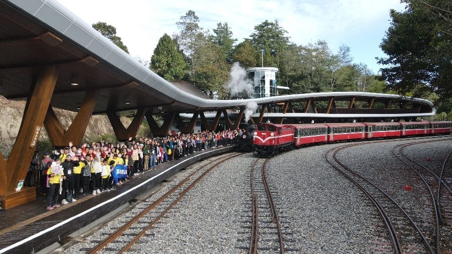 祝山車站接軌國際 打造阿里山新地標 《再現祝山-迎曦朝聖》啟用