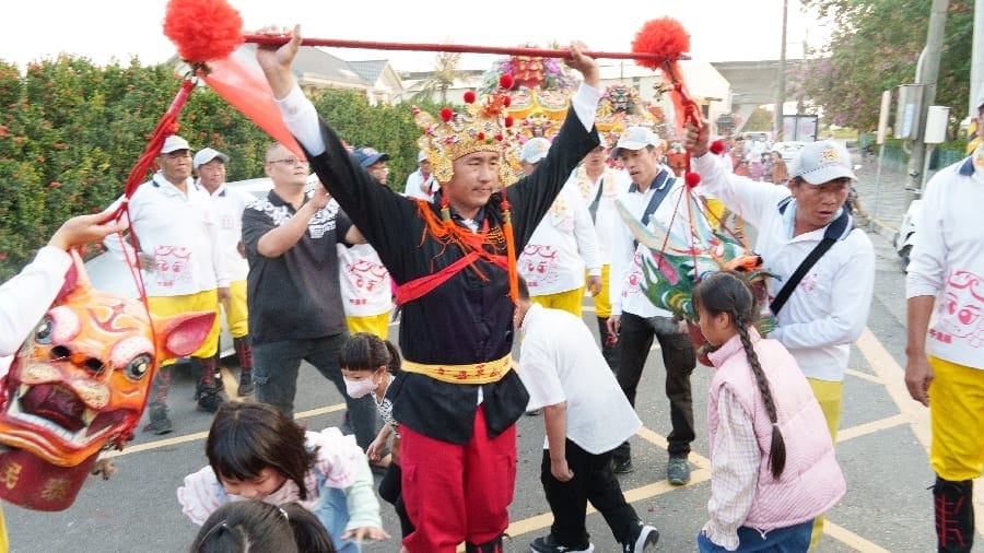 孝兒推近百歲行動不便老母親祈求媽祖庇佑