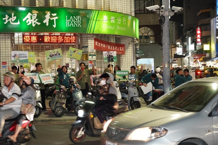 民進黨國務青抵嘉！年輕世代同框王美惠掃街