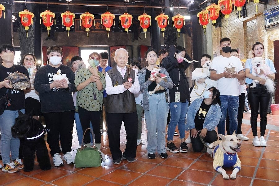 來嘉必訪寵物友善廟宇+1！城隍廟首開「寵物光明燈」豹紋守宮、蜘蛛也來祈求平安健康得人疼