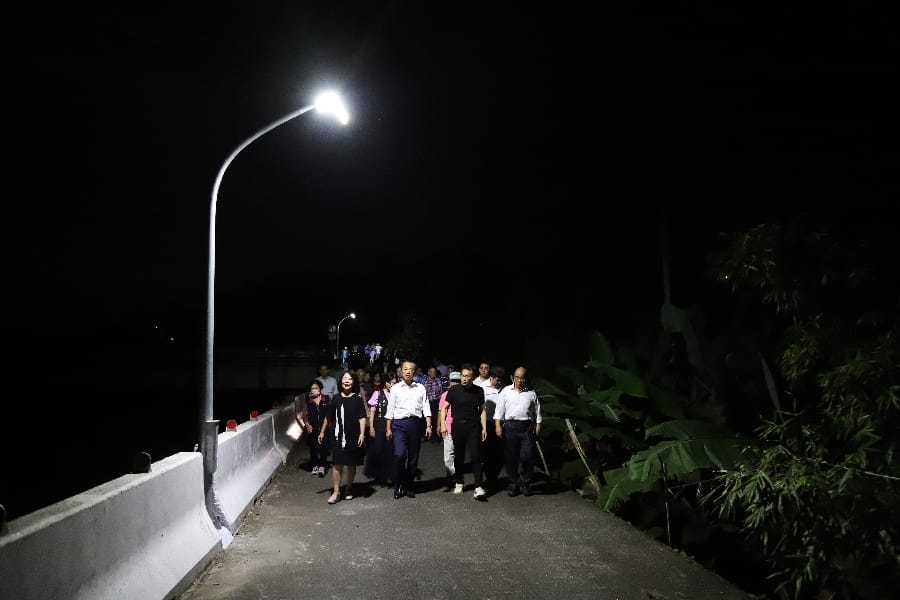 嘉義縣中埔鄉石硦村防汛道路新設路燈點燈 LED燈照亮夜路