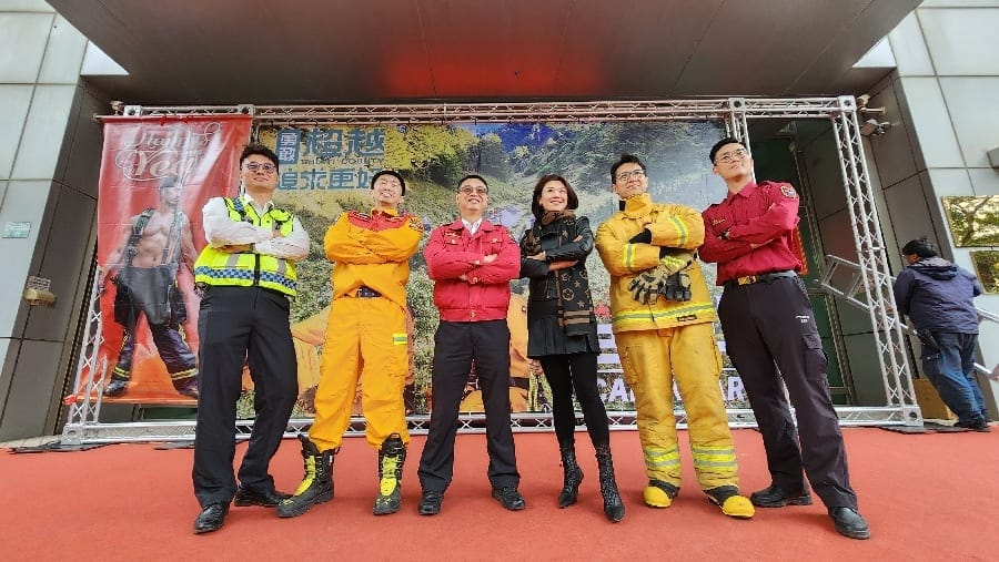 福氣龍抵嘉! 嘉義縣消防猛男 美女桌曆隆重登場
