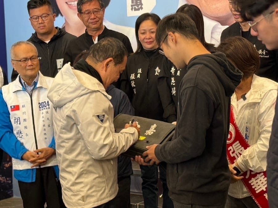 「文定安邦、武定治國」 文武兼備侯友宜 陪同張秀華掃街