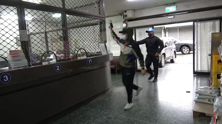 無畏寒流來襲 嘉義縣中埔警分局落實防搶演練 過程十分逼真