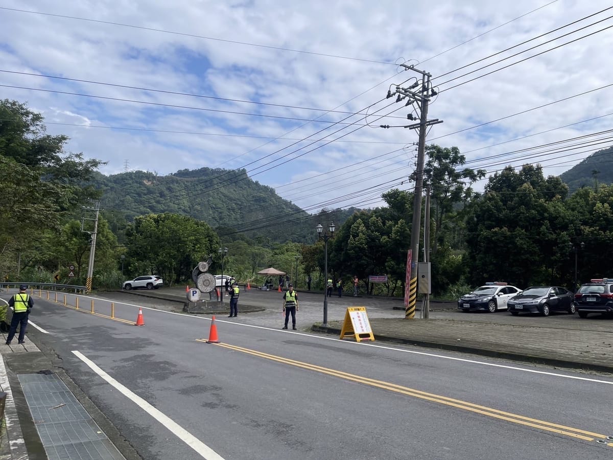 嘉義台3線普重機過彎 機車失控打滑墜落護欄外 騎士自摔摔倒骨折送醫