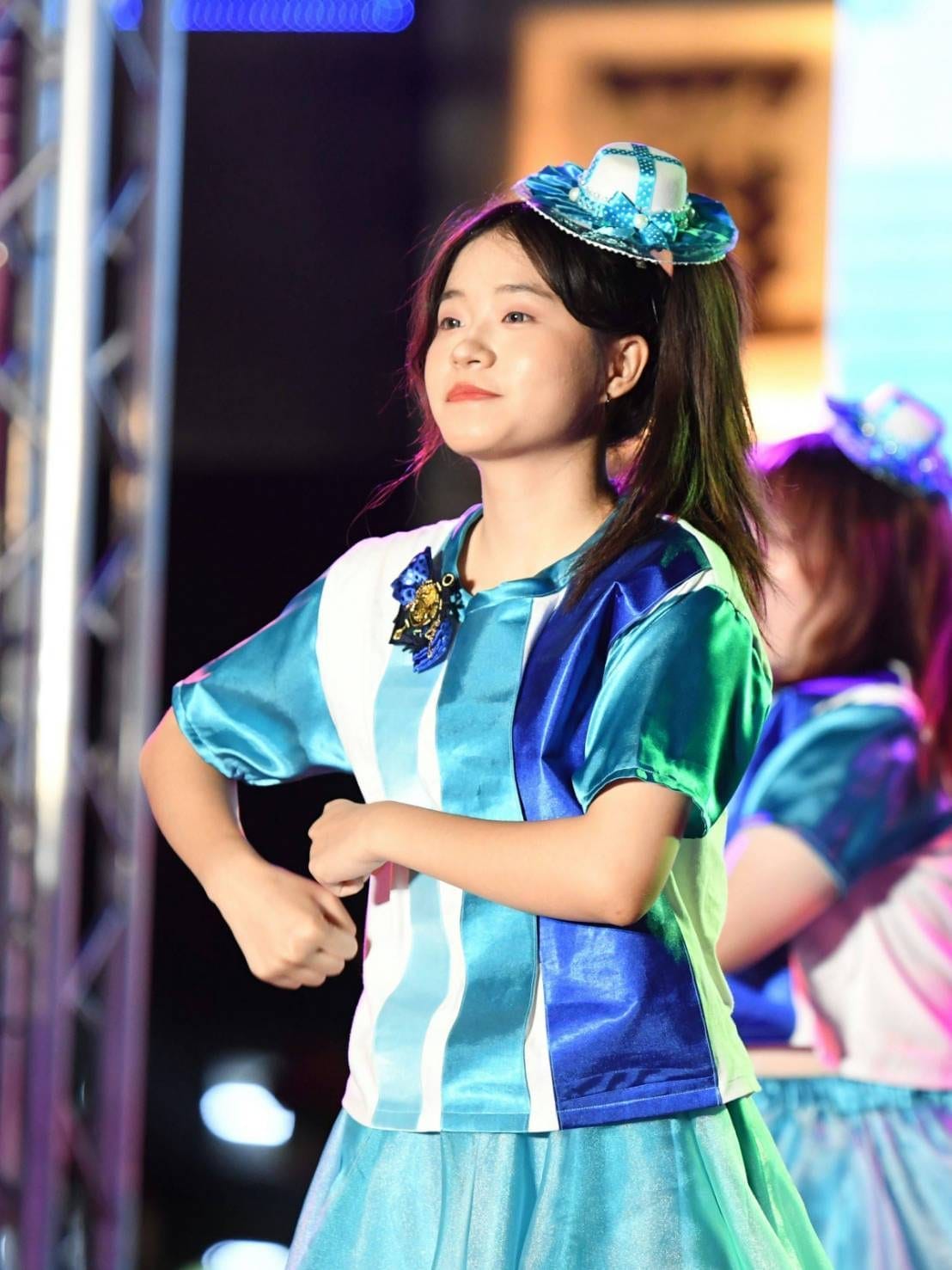 仰望凌晨四點半的天空 女孩披星載月扛家計報父恩