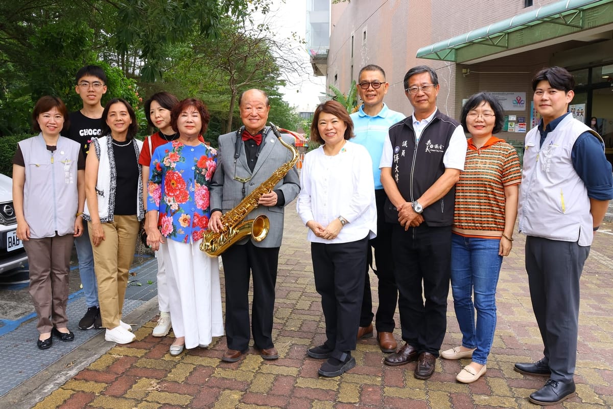 前交通部政務次長、87歲陳世圯率樂團抵嘉 與樂齡勇壯樂團同台獲滿堂彩