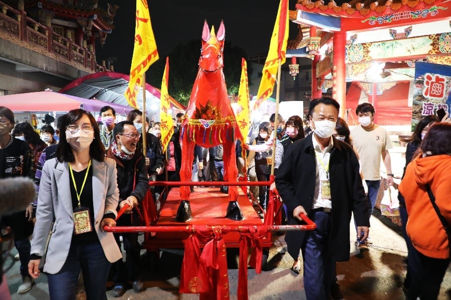 元宵必訪鹿草！嘉義縣長翁章梁邀鄉親共同參與圓山宮火馬祭、品嚐在地美食
