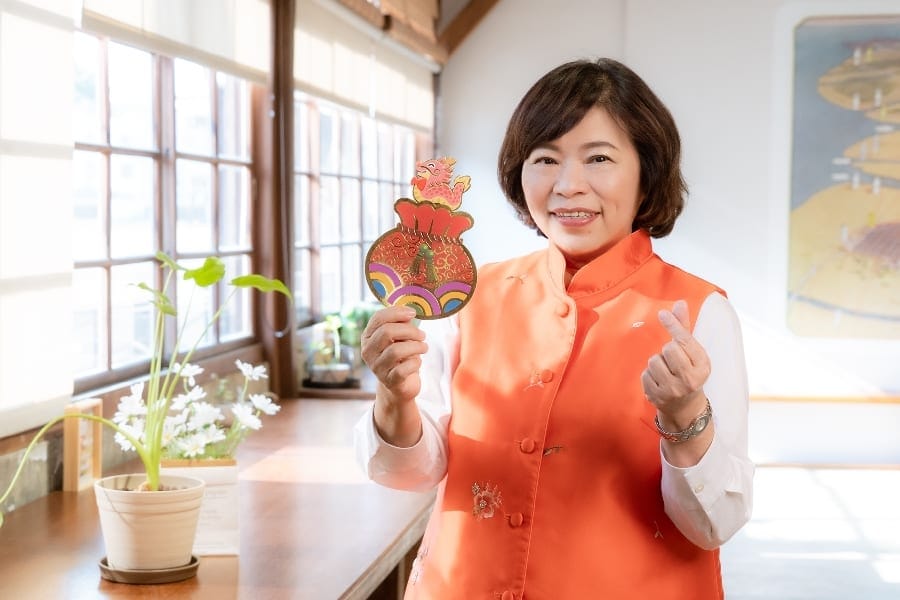 嘉市府「龍光煥發」春聯獲熱烈好評 市長黃敏惠大年初一贈限量開運小紅包