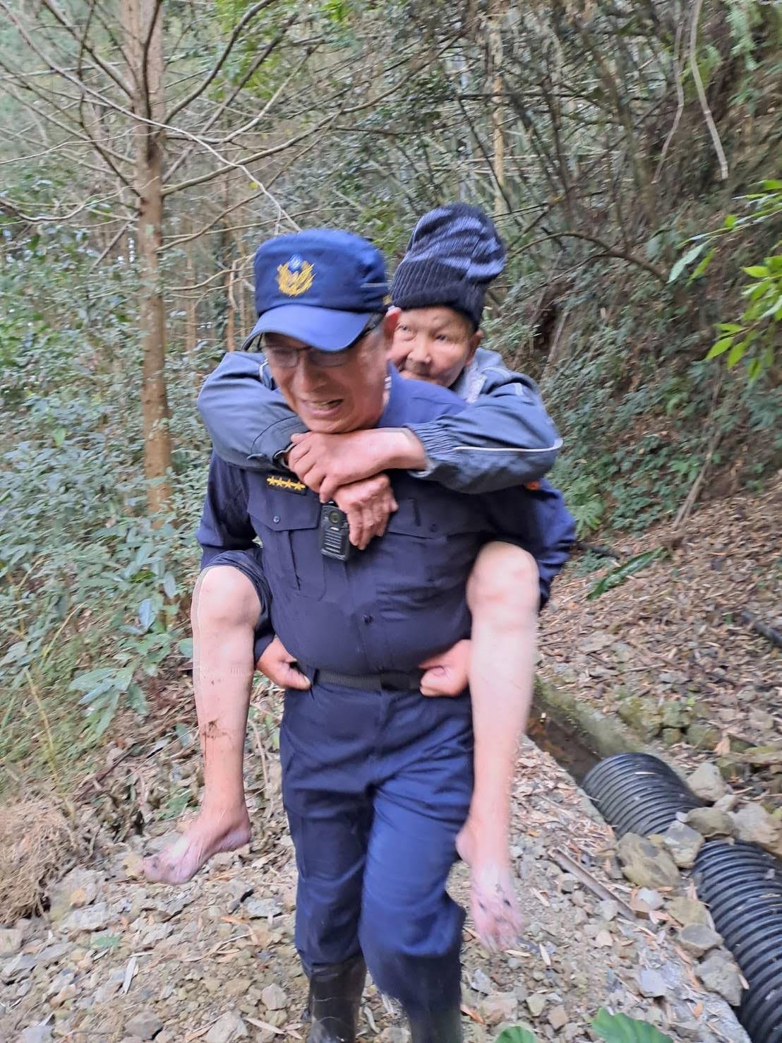 嘉義縣竹崎分局員警山區搜救老人 全家團圓樂開懷