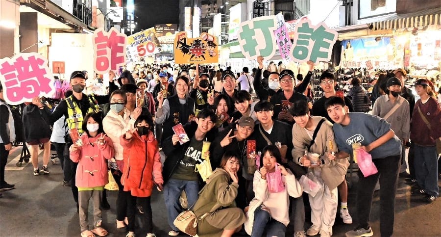 嘉義市警察局第一分局發紅包 龍來反毒反詐騙 好運龍總來