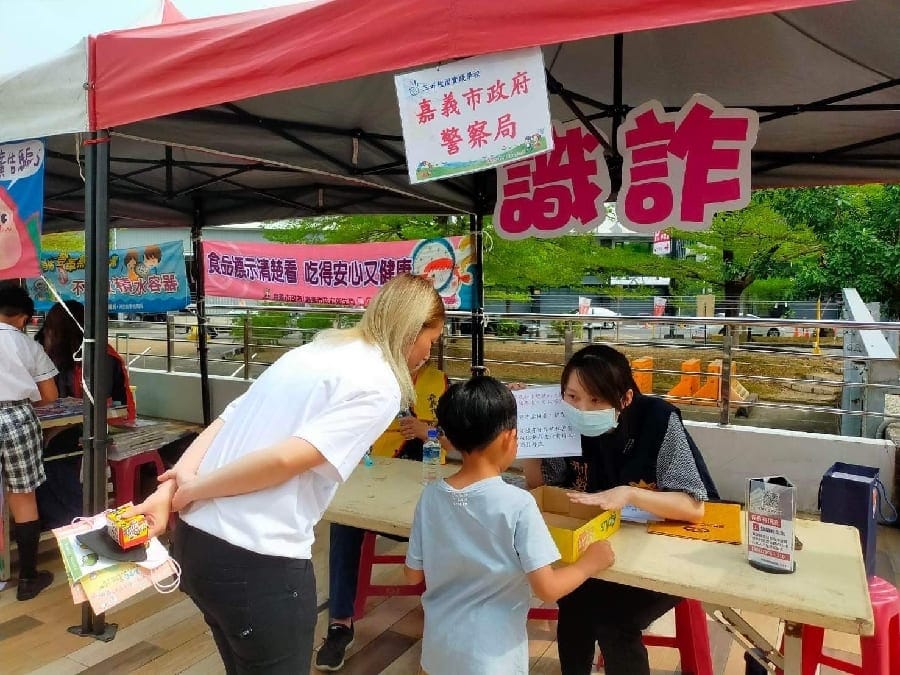 僑平文藝市集邀芳鄰 嘉市警也來湊一咖 守護學童反毒識詐