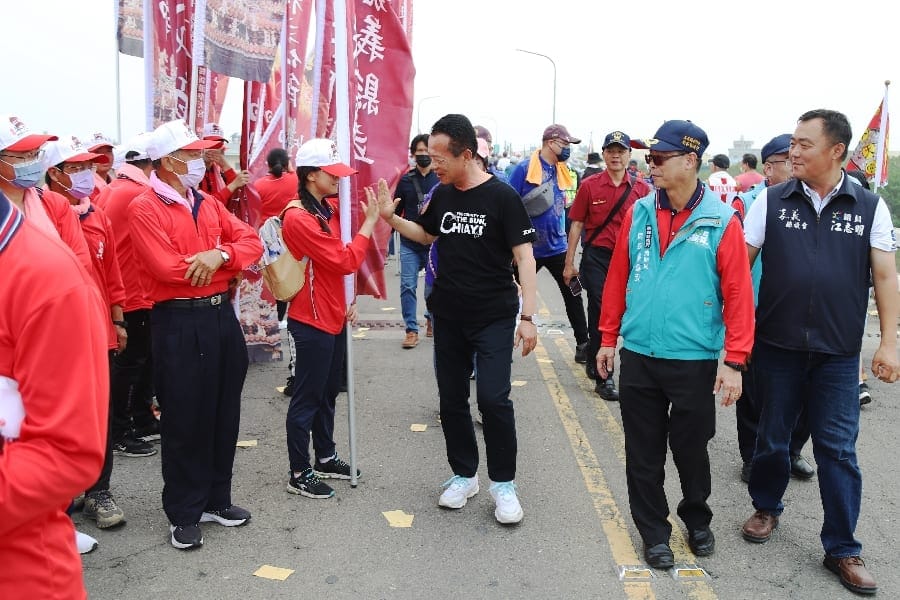 大甲媽中午抵達新港37週年 嘉義縣翁章梁隆重迎駕現場鑼鼓喧天 信徒虔誠跟隨