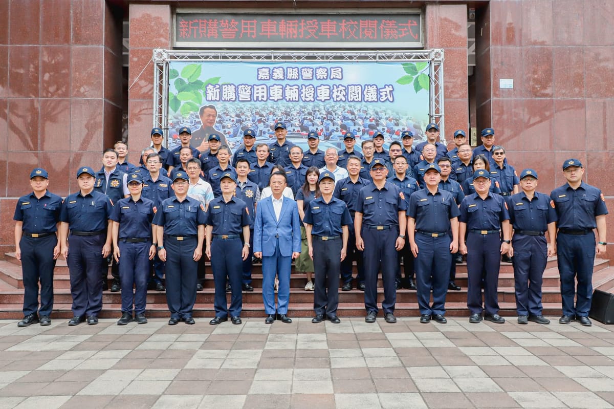 嘉義縣長翁章梁校閱新購警車