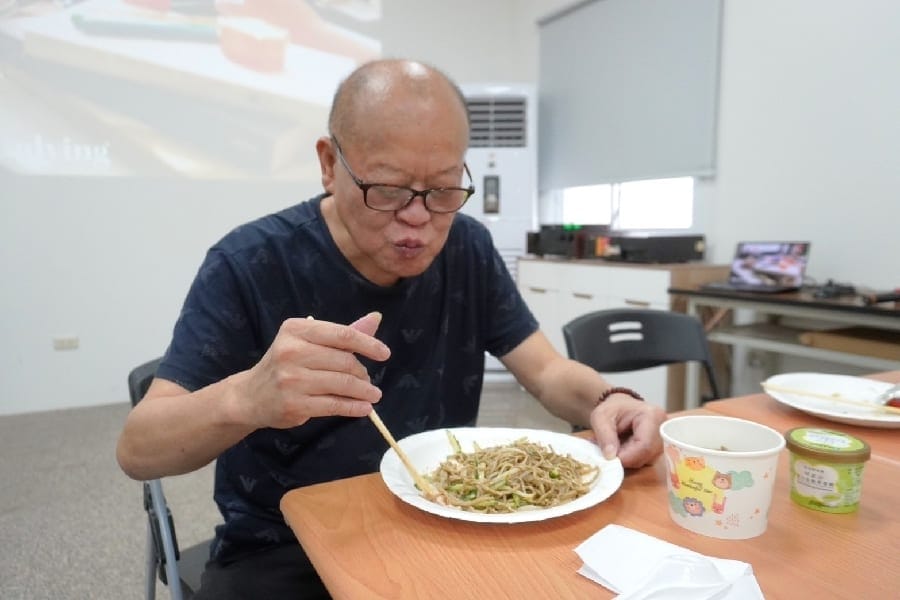 嘉義縣議會團隊前進番路鄉農會 柿果子手作體驗共度母親節