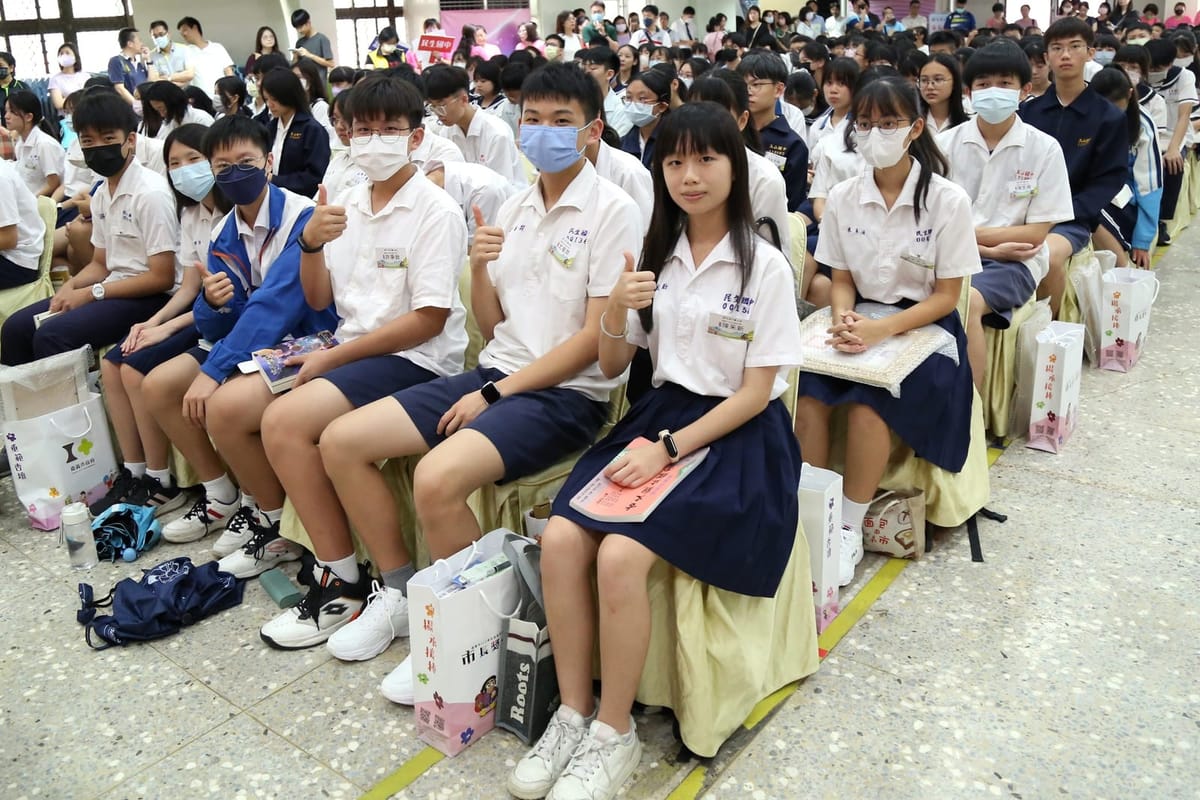 「垂範杏壇 楊承接棒」112學年度國民中小學應屆畢業生市長獎暨議長獎頒獎典禮