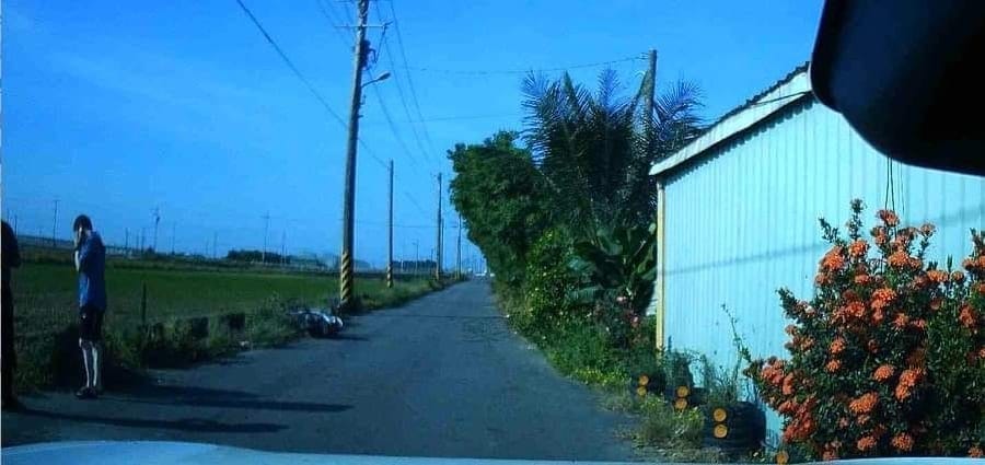 老翁摔車跌落1米深水溝 嘉縣布袋員警上班途中主動協助救援送醫 !
