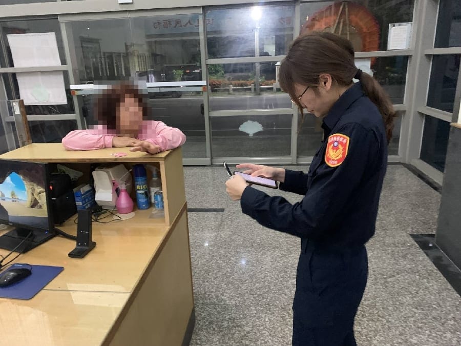 民眾心臟不適發抖求救 直衝派出所 嘉縣布袋警員立即協助通報救護送醫!