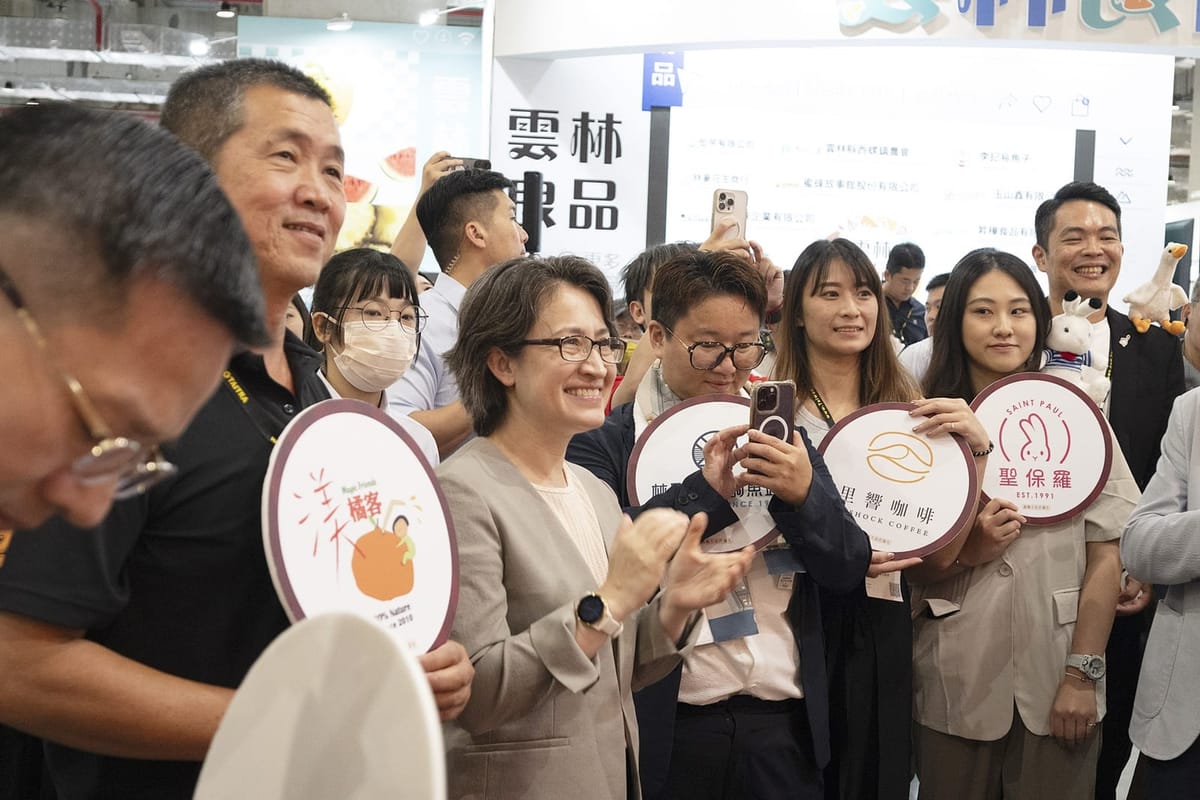 副總統蕭美琴讚「嘉市好店」活潑有創意 建設處長田長沛送上大禮包