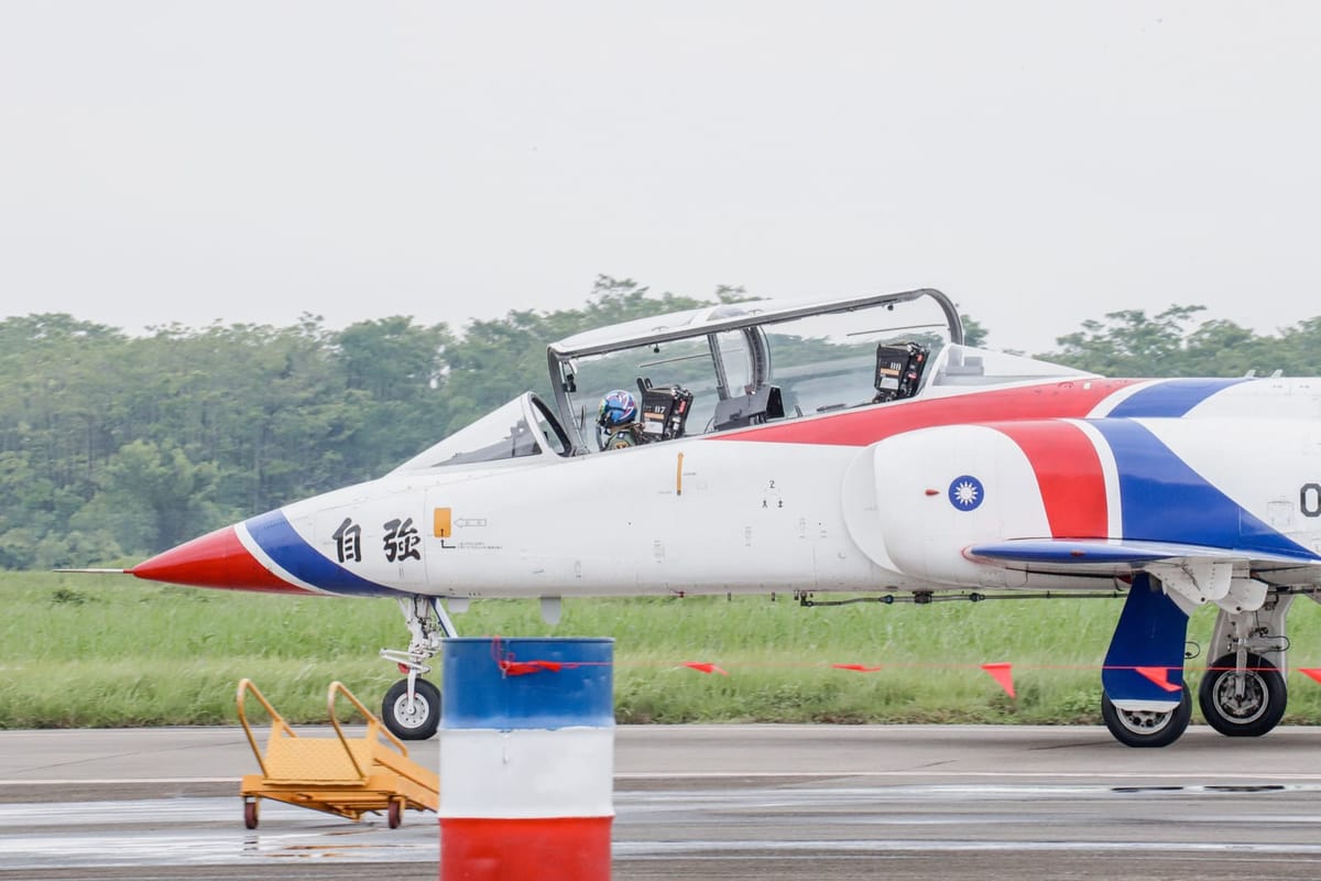 嘉義空軍基地開放吸引萬人參觀 ，空中操演大獲好評